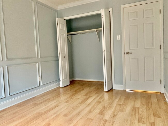 Building Photo - MUST SEE! End Unit, Electric Fireplace, Gr...