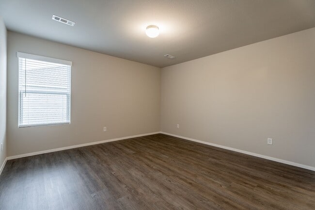 Building Photo - 3-bedroom 2 bath Duplex in Lincoln!! Newly Fenced Yard!