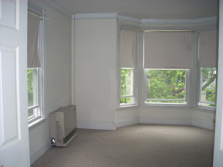 Gas heat LR - 261 Elm St