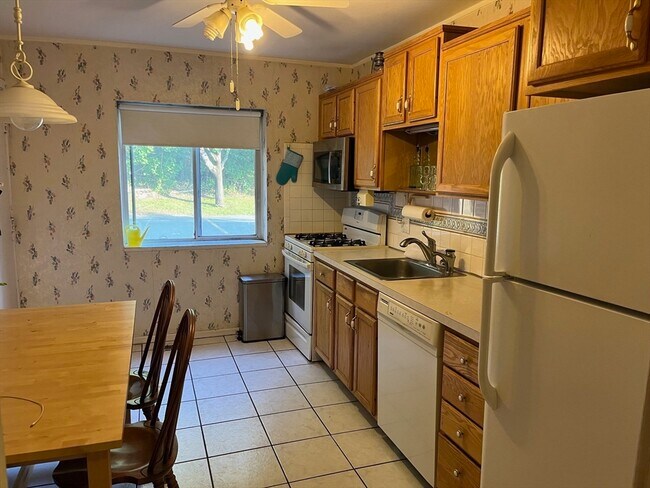 Building Photo - 49 Bayberry Dr