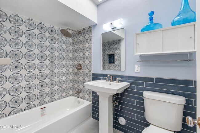 Building Photo - 421 N Evergreen St