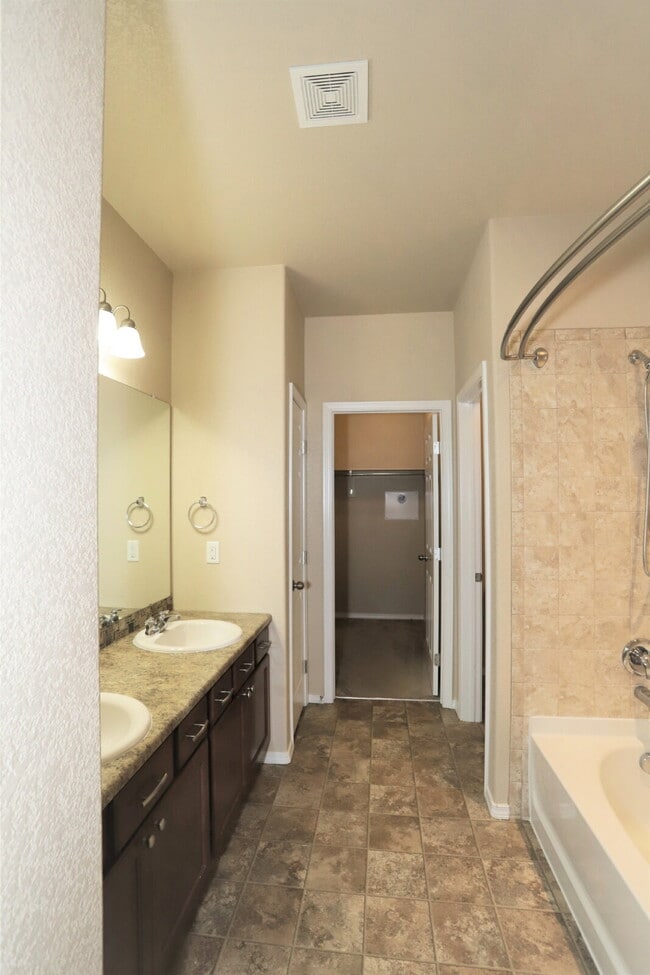Building Photo - Your Dream Townhome Awaits — Comfort, Styl...