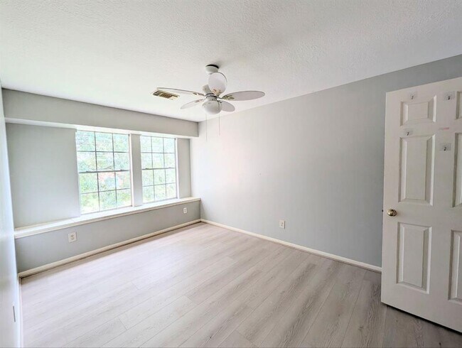 Building Photo - 4521 Stonebridge Dr
