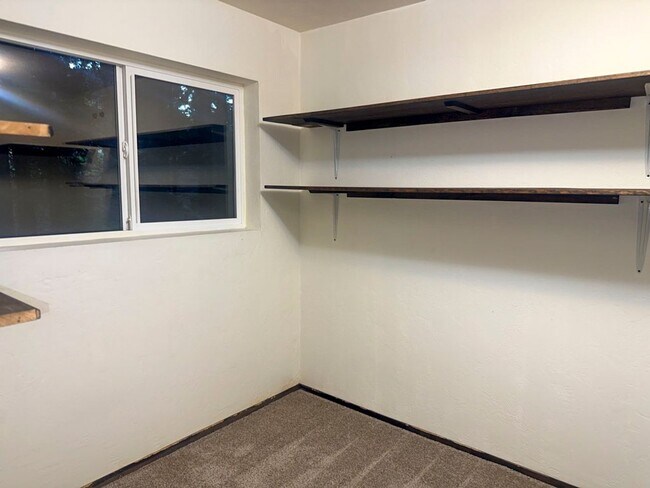 Building Photo - Pet-Friendly AMAZING Home Close To Town, Yet Private And Peaceful!