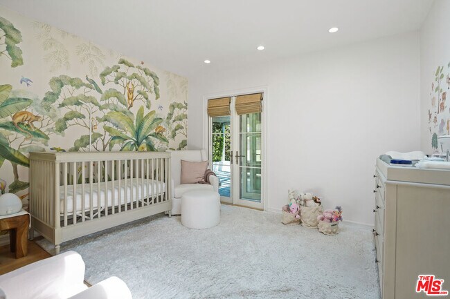 Building Photo - 215 S Medio Dr