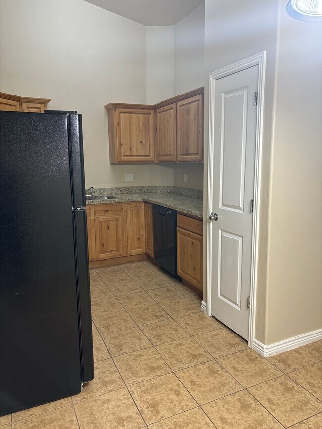 Building Photo - 3 Bedroom 2 Bathroom Townhome