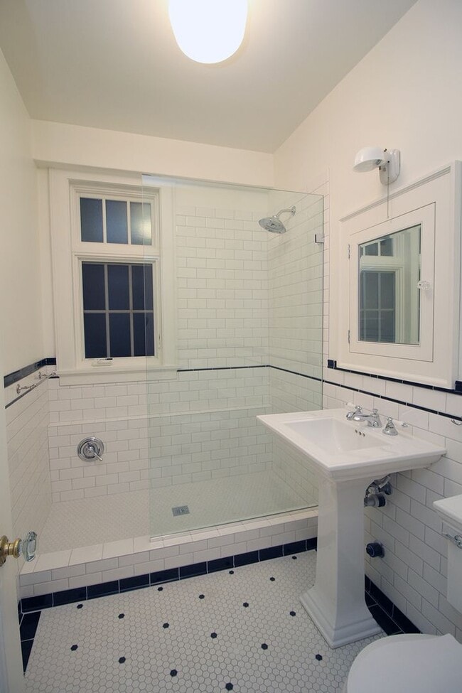 Building Photo - 1209 SW 6th Ave