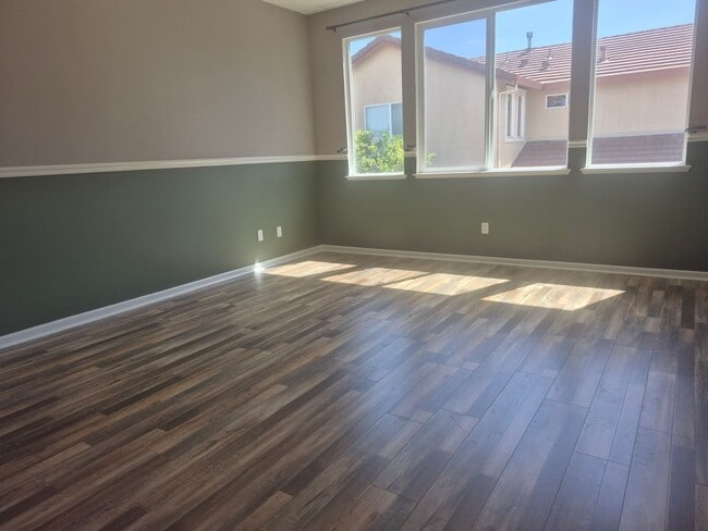 Building Photo - Beautiful 4 Bedroom 2.5 Bath with loft