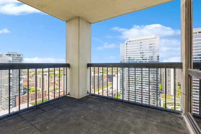 Building Photo - 1122 N Clark St