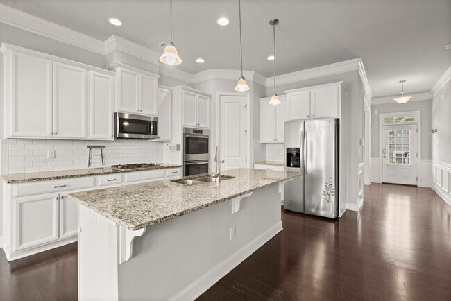 Building Photo - Townhouse - 4 Beds - 4 Bath