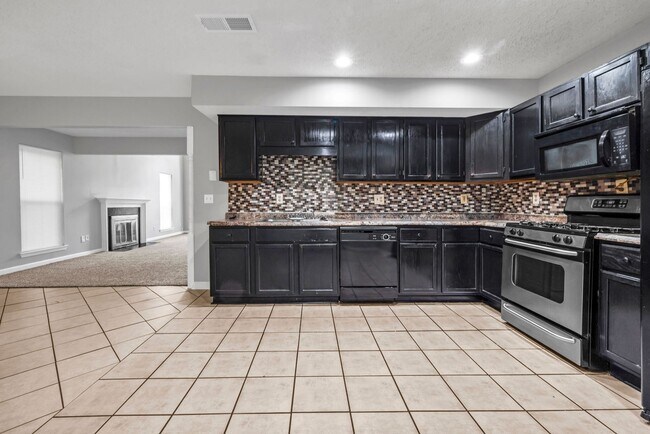Building Photo - Charming 3 Bed, 2.5 Bath Home on a Quiet C...