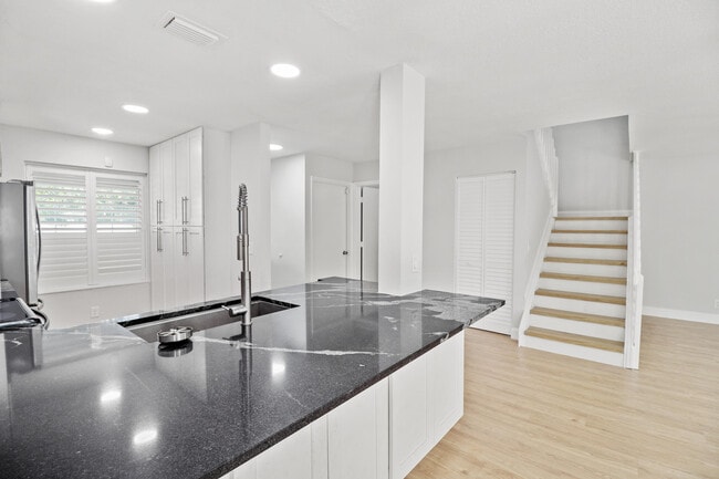 Building Photo - 4722 Lakeside Cir