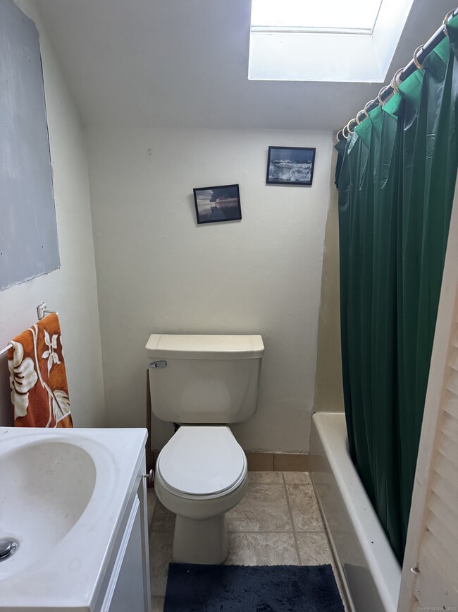 Building Photo - 64 Thompson St