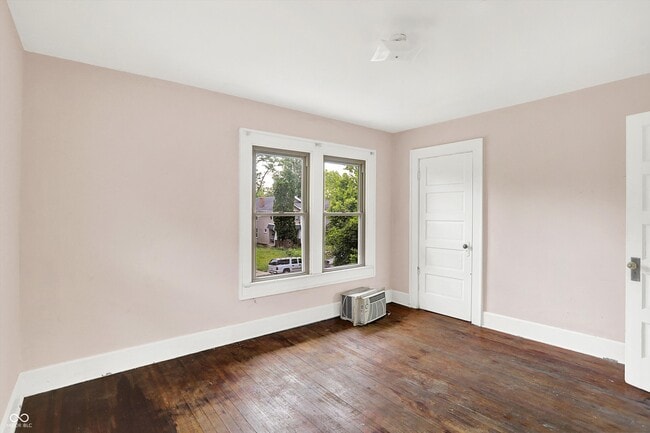 Building Photo - 628 N Riley Ave