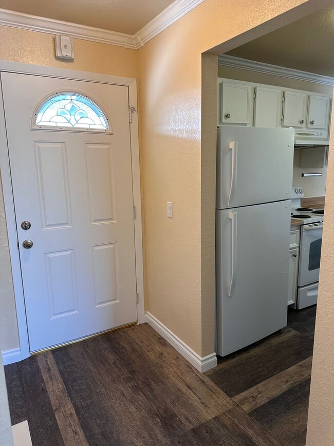 Building Photo - Affordable East Anchorage with W/D in Unit