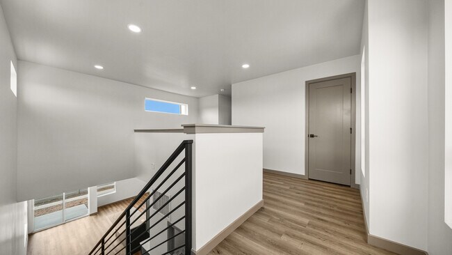 Building Photo - 353 Toms Cyn Dr