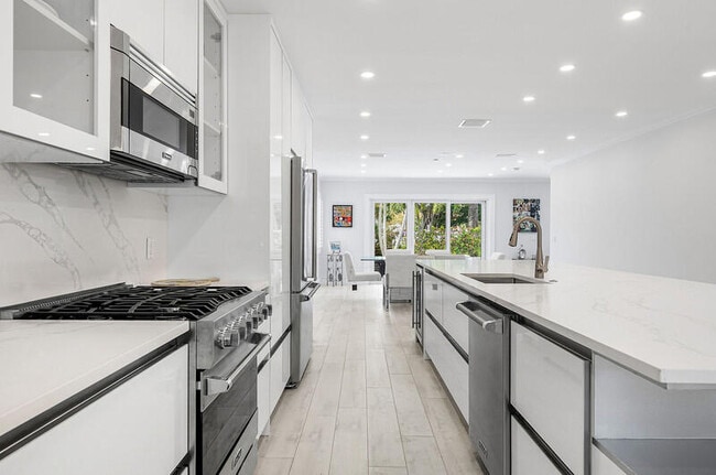 Building Photo - 1733 Coral Gardens Dr