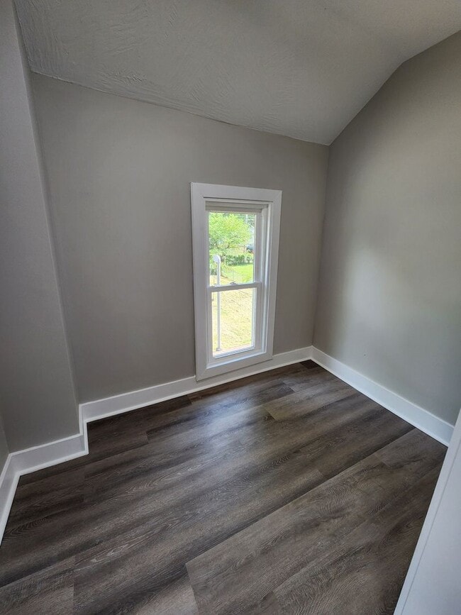 Building Photo - Spacious 5-Bedroom, 2-Bathroom Home AVAILA...