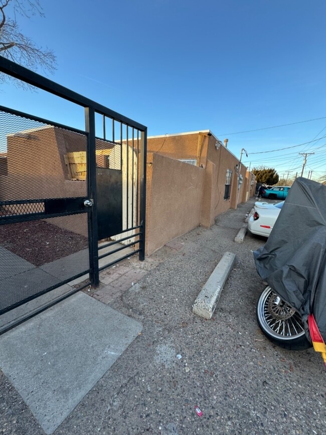Building Photo - 920 San Pedro Dr SE