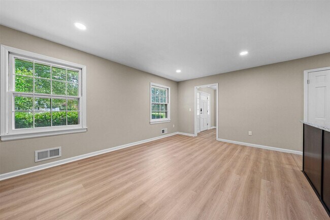 Building Photo - 725 Temple Ct