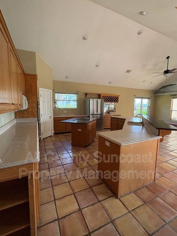 Building Photo - 2600 Lucerne Dr