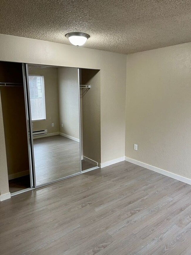 Building Photo - Spacious 2 Bedroom, 1 Bathroom Apartment w...