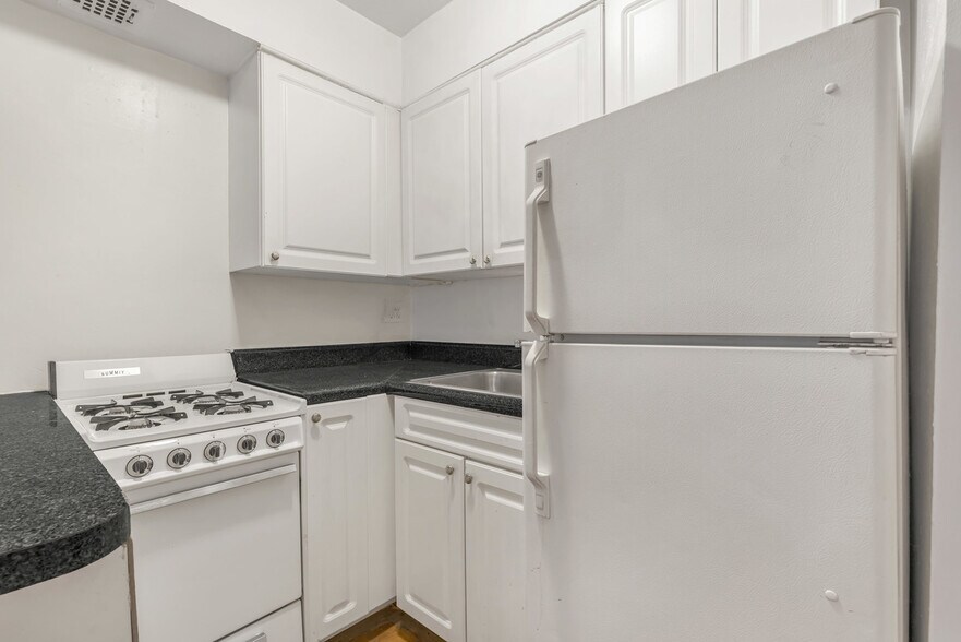 Building Photo - 5 E 32nd St