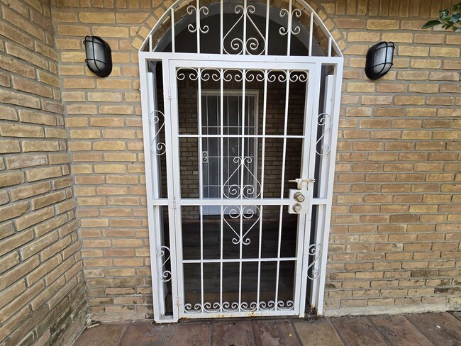 Building Photo - 221 Murcia Dr