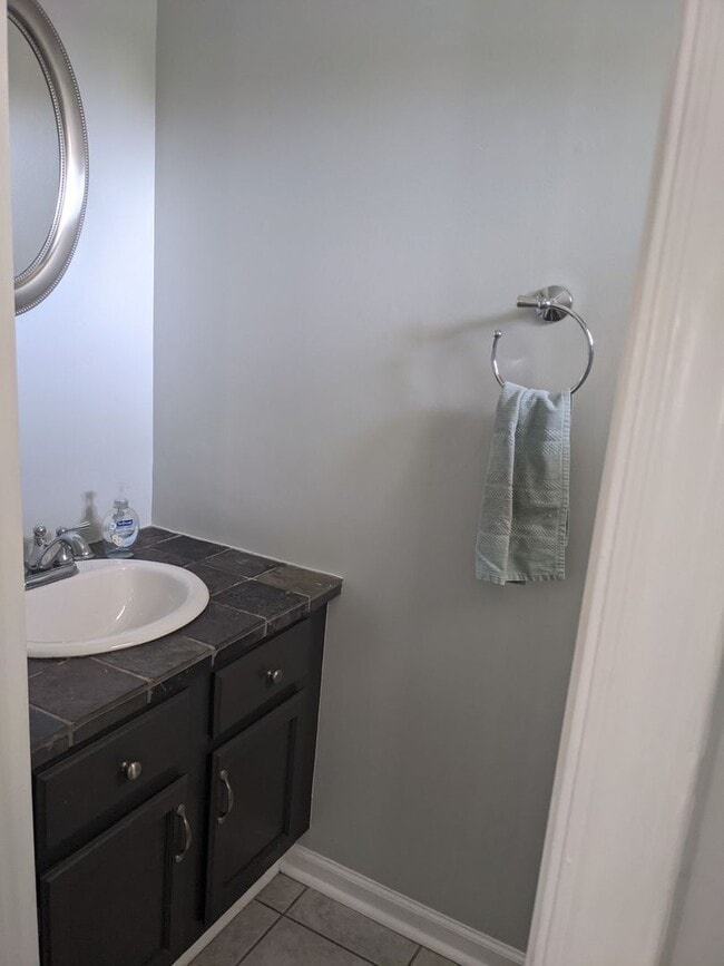 Building Photo - 3 bed 2.5 bath, Walk to Blakeney