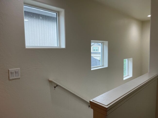 Building Photo - Very Nice 2 Story 3 Bedroom 2.5 Bath Home-...