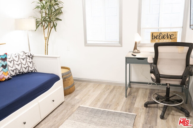 Building Photo - 348 1/2 Laveta Terrace