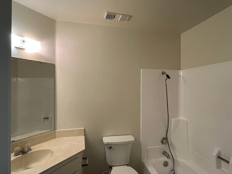 Common full bath on second floor - 1103 W Francis St