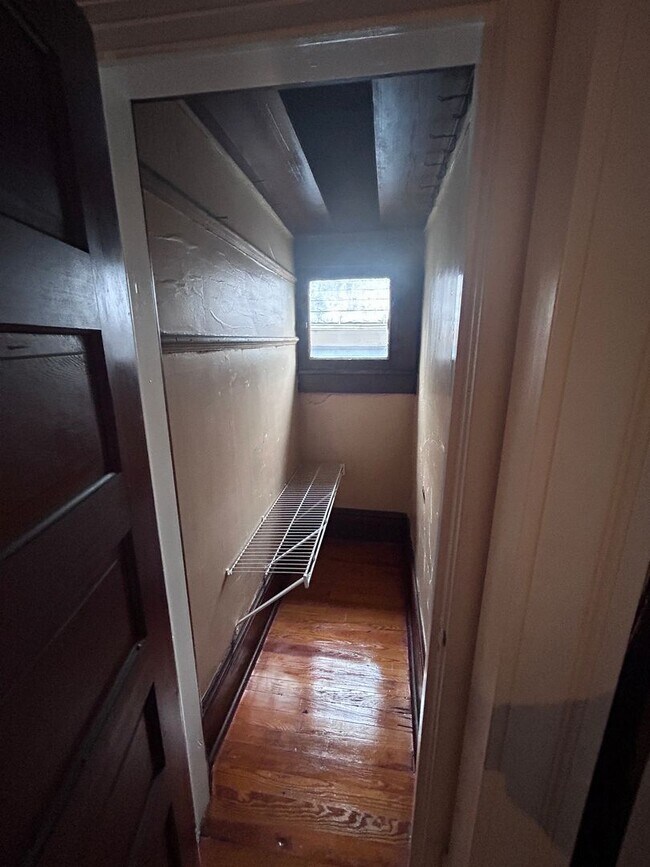 Building Photo - Spacious 3 BR home, Minutes to Medical Cen...