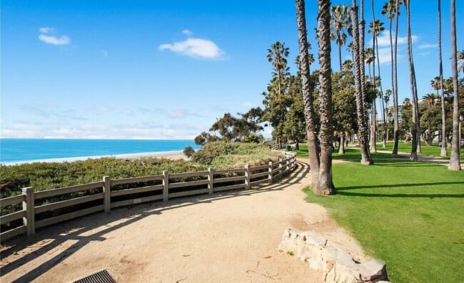 Building Photo - Amazing and Wonderful one bedroom Apartment .