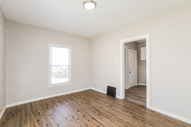 Building Photo - 2316 Delavan Ave