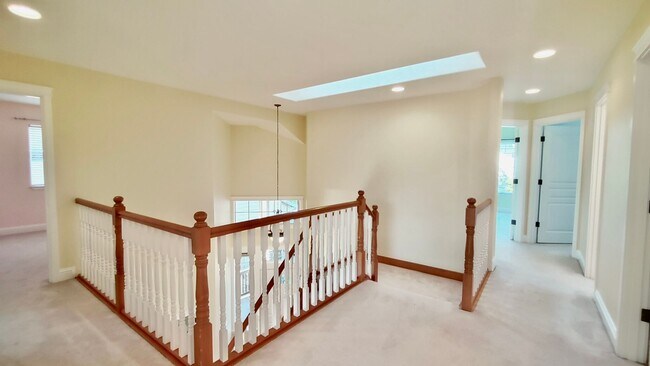 Building Photo - **$1000 OFF FIRST FULL MONTHS RENT**  Gorg...