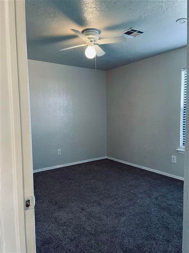 Building Photo - 3815 SW Hickory Ln