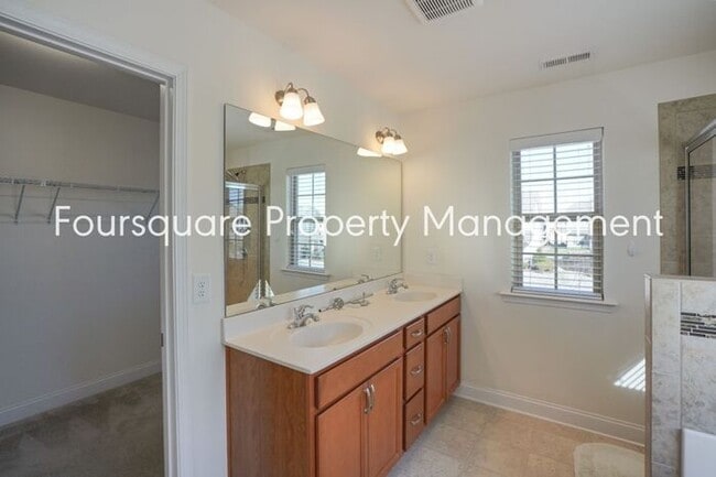 Building Photo - Spacious Single-Family Home with Open Floor Plan, Loft & Two-Car Garage – In the Popular Arrowhea...