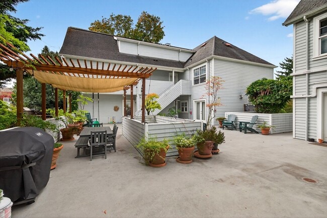Building Photo - Charming Capital Hill Craftsman Home in Ideal Location!