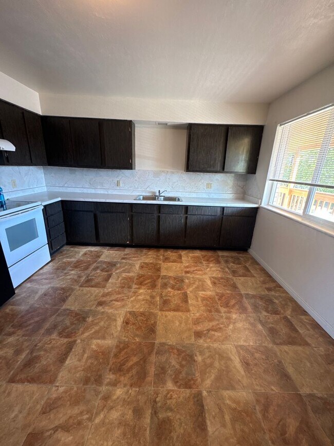 Building Photo - 47 W 600 N