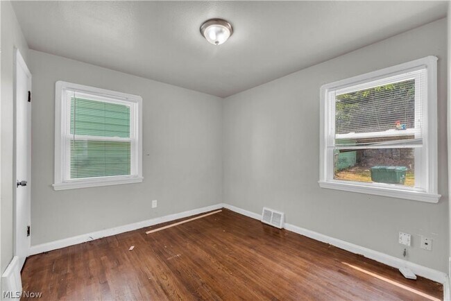 Building Photo - 15902 Maplewood Ave