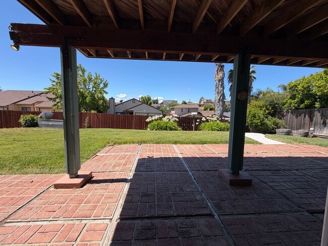 Building Photo - Nicely remodeled 1 bedroom Suite, All utilities paid + WiFi