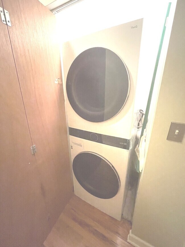 Building Photo - 41 E 8th St