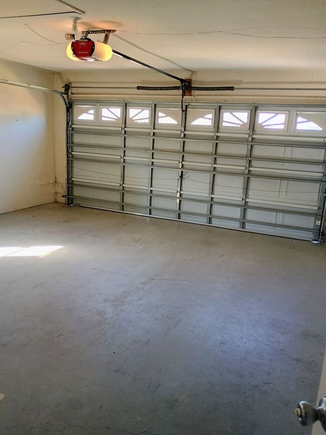 Building Photo - 3 bedroom 2 bathroom Fenced in yard