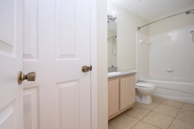 Building Photo - 2 Bedroom Condo W/ Garage in Lakewood Ranch