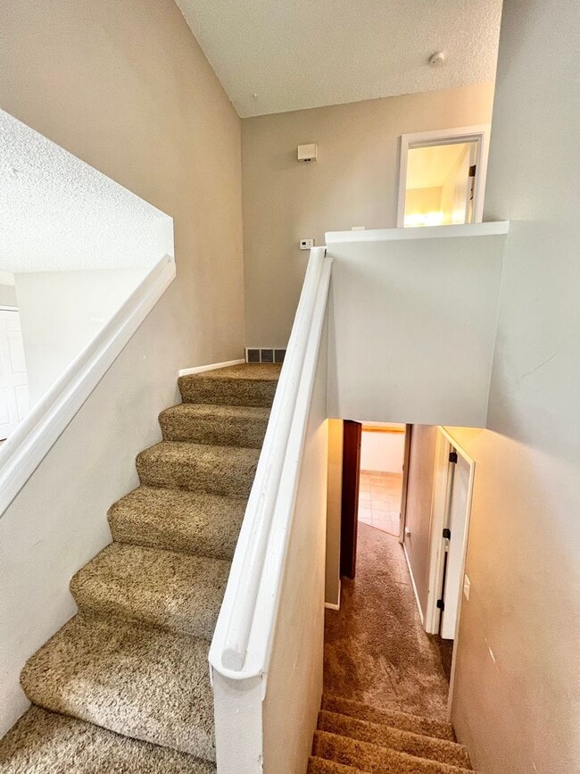 Building Photo - New on the Market! Charming 3-Bed, 1.5-Bat...