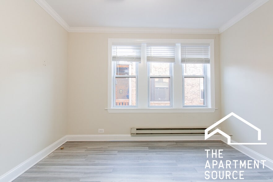 Building Photo - 837.5 W Cornelia Ave