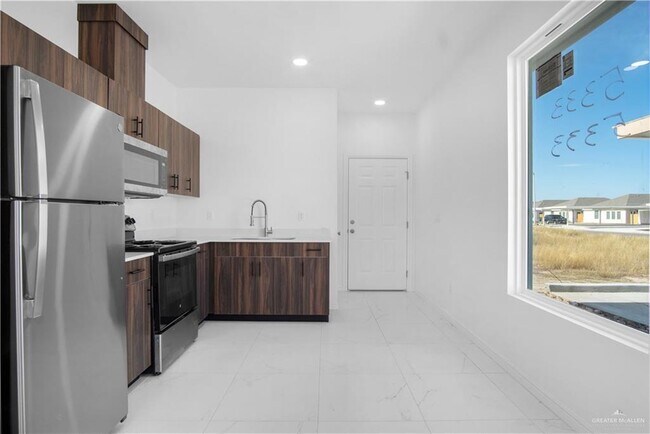 Building Photo - 18 Vision St