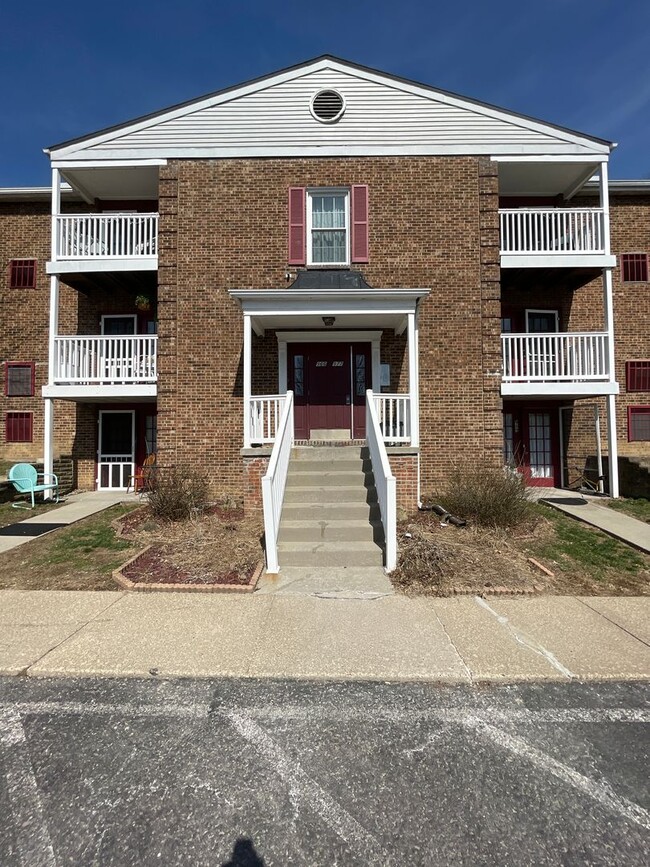 Building Photo - Main floor 2 bed 1 bath updated condo in C...