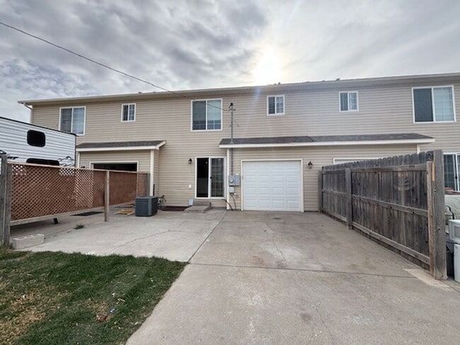 Building Photo - 4 Bedroom 3.5 Bath Townhouse Near Dell Range Blvd.